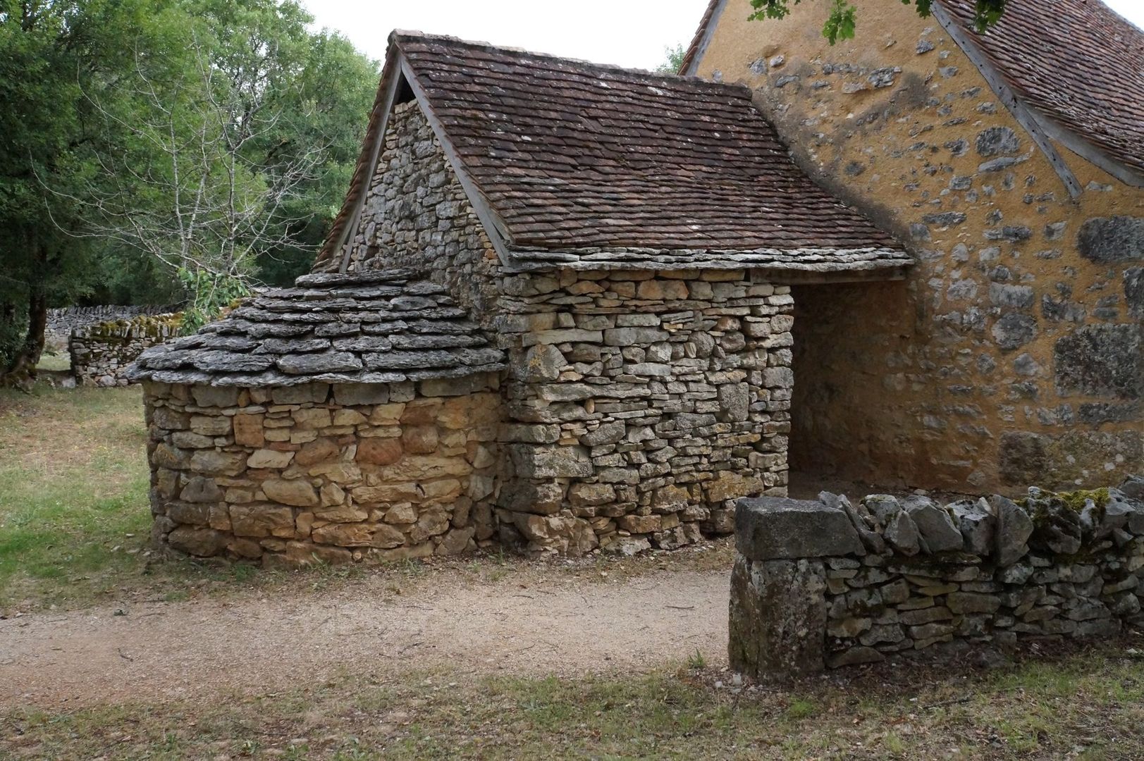 Petit édifice rural en pierre aux toits de lauze, près d