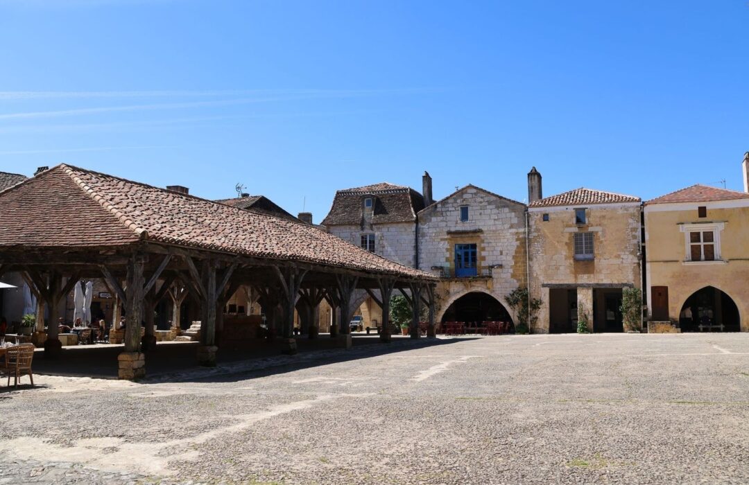 Halles en bois et maisons anciennes sur une place de village