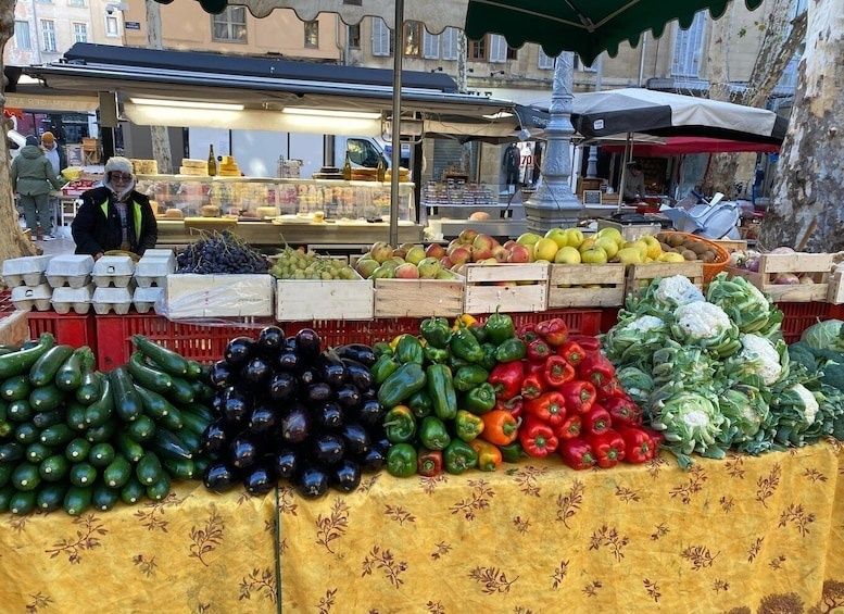 Étal coloré de fruits et légumes sous les halles d